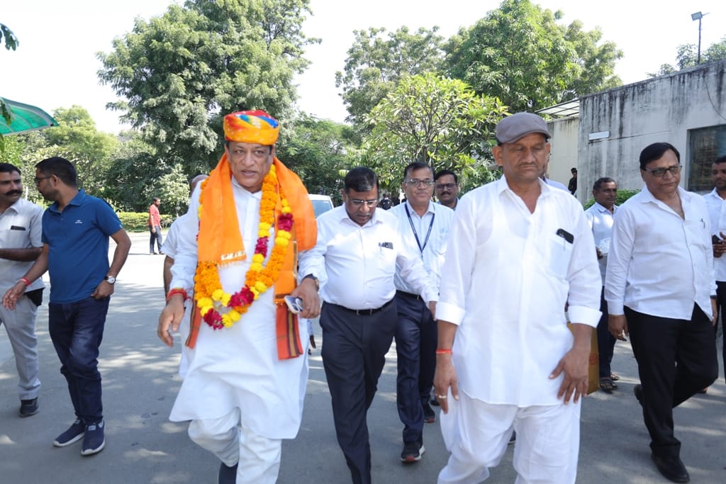 गोपालन एवं पशुपालन मंत्री ने उदयपुर सरस डेयरी का किया अवलोकन